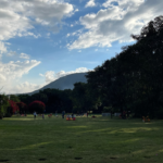 familias disfrutando de un buen momento en cementerio El Renacer